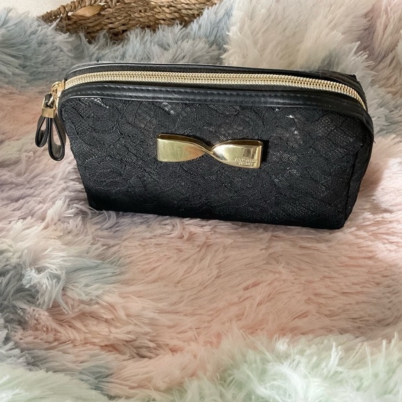 Victoria's Secret Black LACE Make Up Bag with gold bow,clear inside ❤️
EUC - Picture 1 of 5